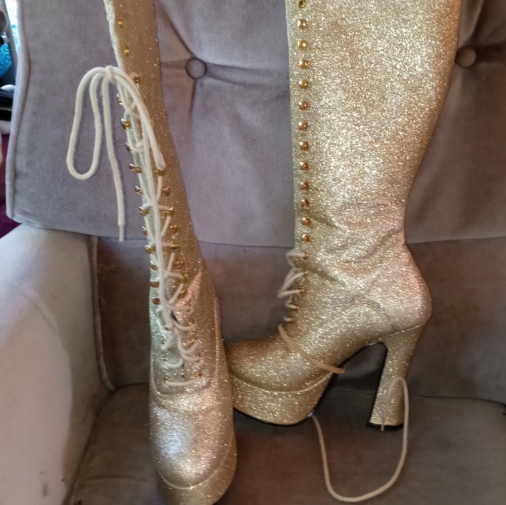 Retro platform boots